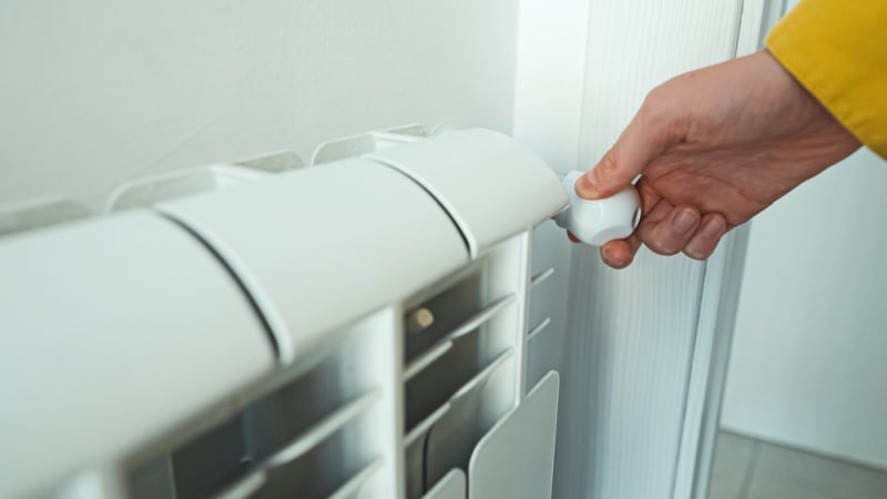 Pomalé zlevňování energií a pak cenový propad. Nefixujte na příliš dlouho, radí odborníci