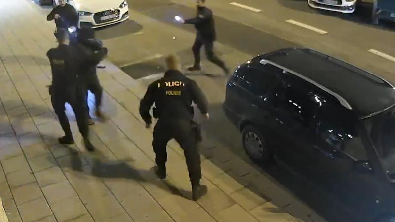 Drama v Olomouci: Muž hodil nůž po policistech, rázem ho zpacifikovali. Vše zachytila kamera