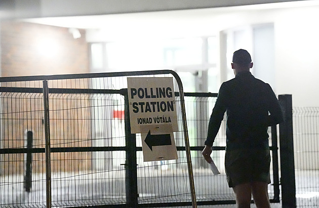 Irové vybírají novou hlavu státu. Potřetí v historii se jí stane žena