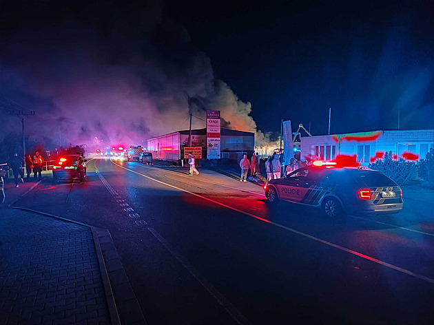 Na Litoměřicku hořel sklad se zábavní pyrotechnikou. Požár doprovázely výbuchy