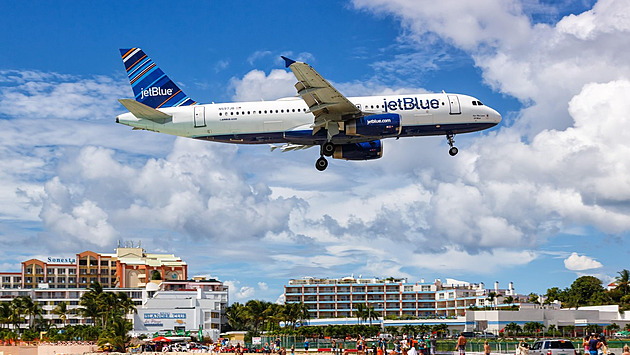 Letoun nouzově přistál, po vletu do „vzduchové kapsy“ se zranili cestující