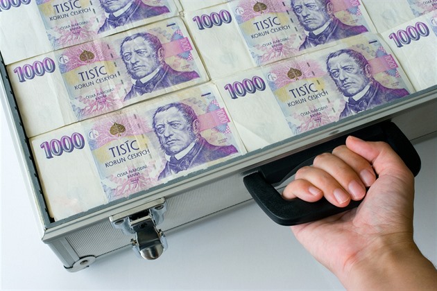 „Práce“ za 300 tisíc na hodinu. Podvodník vylákal z ženy během směny tučnou sumu