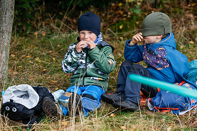 Holínky, čepice a pracovní rukavice. Děti z lesní MŠ chodí ven za každého počasí
