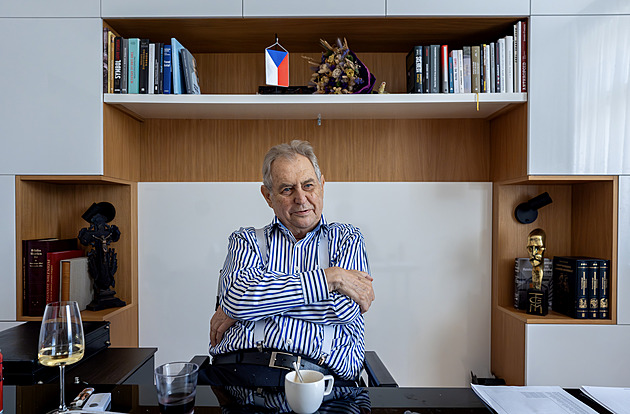 Hrad za Zemana nehospodárně nakládal s veřejnými penězi, zjistila kontrola