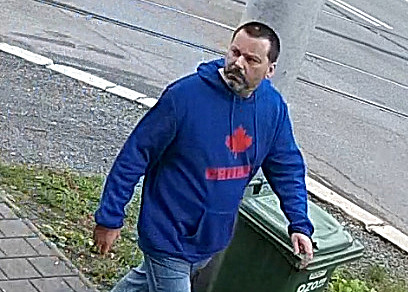 Dívku na zastávce osahával cizí muž, kriminalisté hledají svědka z fotografie