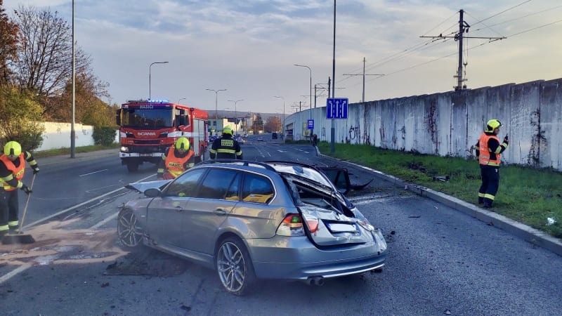 Auto narazilo v Praze do zdi. Modřanská ulice je zablokovaná, na místě zasahovali záchranáři