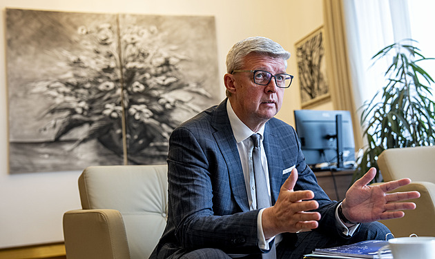 Havlíček připustil konec muniční iniciativy i ukrajinských vlajek na resortech