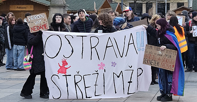 Nechceme Turka a Macinku. Přes sto lidí v Ostravě protestovalo proti Motoristům