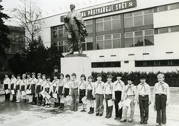 Stalin byl jak bedna, Lenin visel nad zemí. Příběhy soch komunistických diktátorů