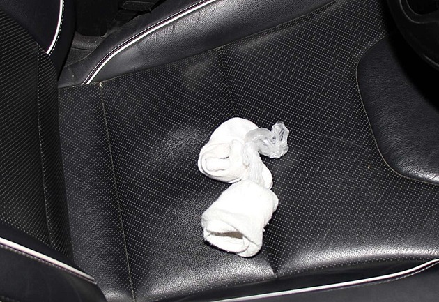 Řidič byl pozitivní na kokain, u spolujezdce našli policisté drogu v ponožce