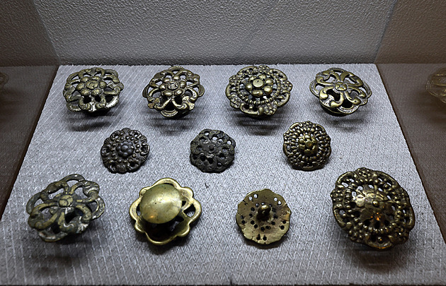 Egerlandský knoflík byl šperkem i vyznamenáním, fenomén přibližuje výstava