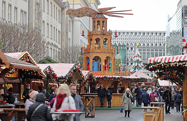 OBRAZEM: Veselé a hlavně bezpečné svátky. Německo rozzářily vánoční trhy