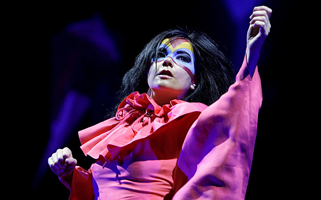 Právní kroky proti Islandu. Zpěvačka Björk oslavila šedesátiny velice nezvykle