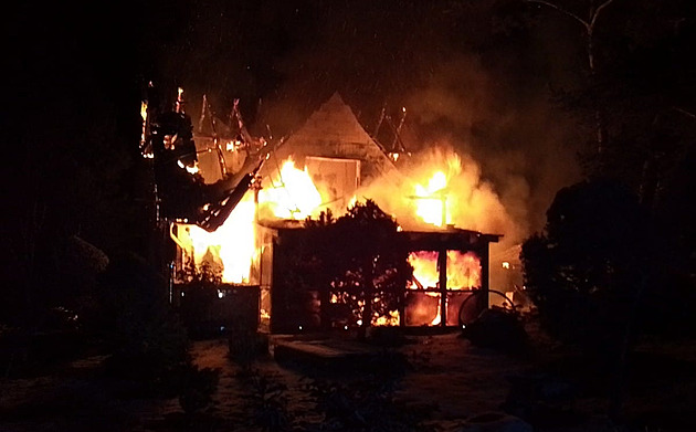 Vysoká škoda po nočním požáru chaty na Třebíčsku. Hasiči mluví o šesti milionech