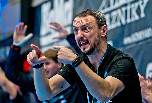 Kalamita Lovců. Někdo snad píchá do voodoo panenky! nechápe trenér