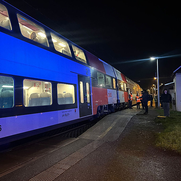 Vlaky u Mnichovic už jezdí, most s uvolněnými kameny není vážněji poškozený