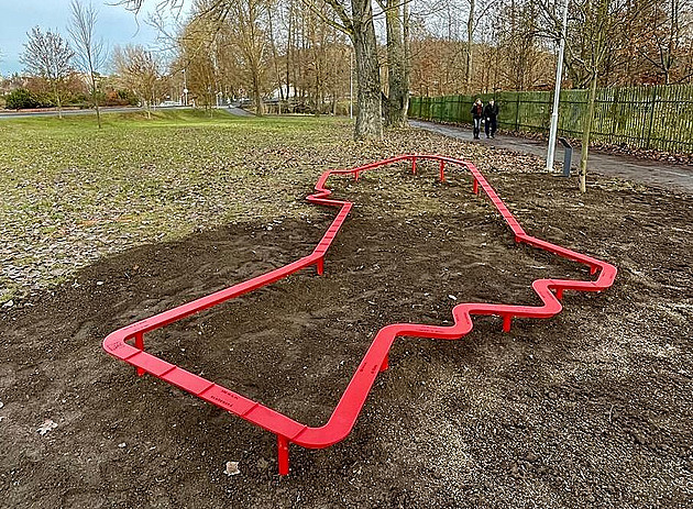 To není výtvarné dílo, ale autodráha. V Příbrami kritizují instalaci za statisíce