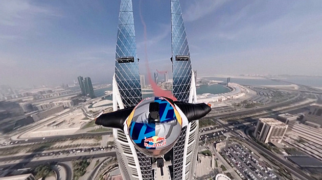 Roky příprav na pár vteřin. Parašutisté prolétli mezi věžemi mrakodrapu