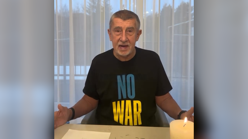 Babiš odráží kritiku, oblékl triko proti válce. Prozradil, jak to má s dárky na Vánoce