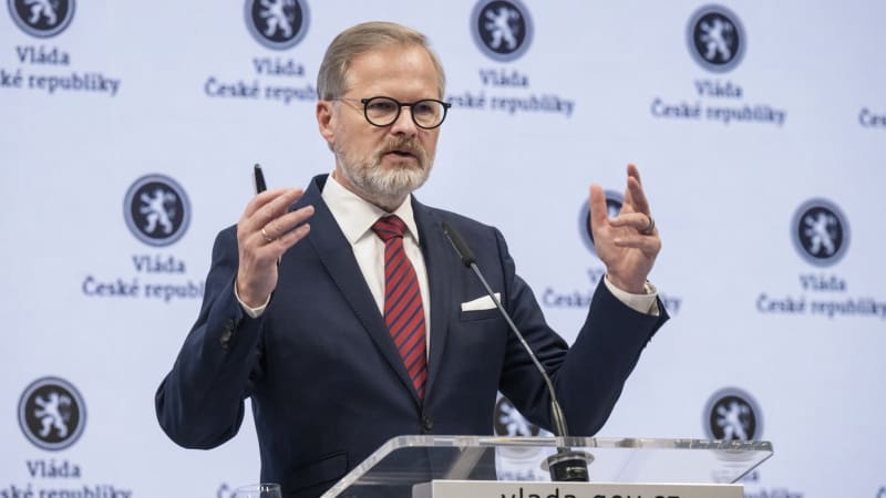 Expremiér Fiala a jeho klíčové momenty: Chrabrá cesta do Kyjeva, Nutella i odkopnutí Pirátů