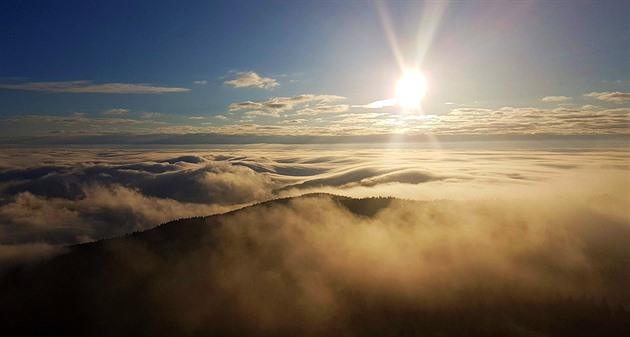 Do konce týdne přetrvá inverze, poté přijde déšť. Na Vánoce se ochladí