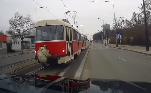 Jako Spiderman. Muž se vezl na spřáhle tramvaje. Netušil, že ho sledují policisté