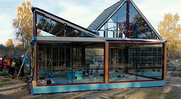 Skleníkový dům na míru stihli zasklít, jinak Farma Vojty Kotka na zimu usíná