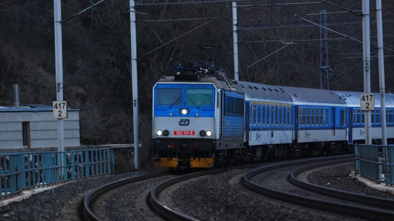 Krádež kabelů výrazně omezuje provoz vlaků v Praze. Dráhy vydaly odhad, kdy situaci napraví