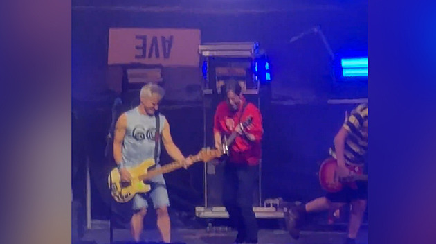 VIDEO: Rosický vyměnil kancelář za pódium. V O2 areně si zahrál na kytaru