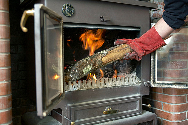 Umění správně zatopit. Návod pro krby a kamna, který funguje