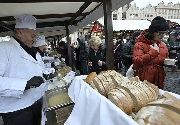 Rozlévání rybí polévky na Staroměstském náměstí opět provázel velký zájem