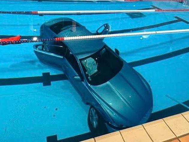 Jaguar oslavil devadesátiny na dně bazénu. Zavzpomínejte na jeho nejlepší auta