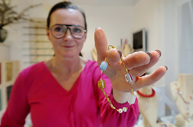 Led i země. Skleněné korálky od výtvarnice ze Špindlu potěší závodnice