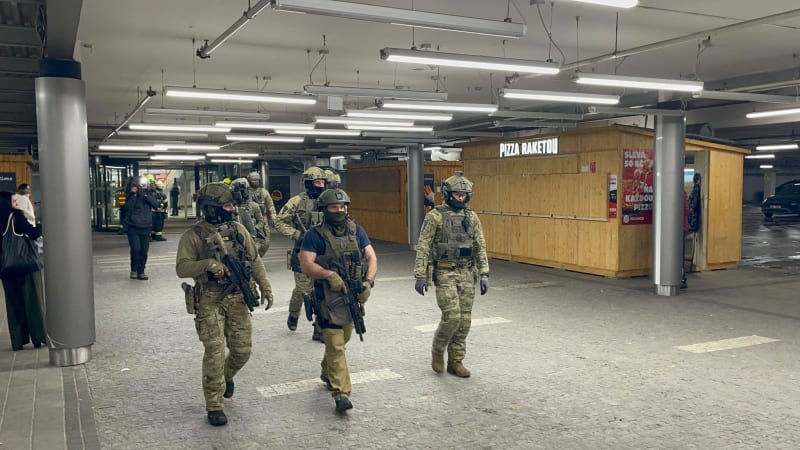 Útok nožem v hradeckém obchodním centru. Dva lidé jsou zraněni, pachatele zadržela policie