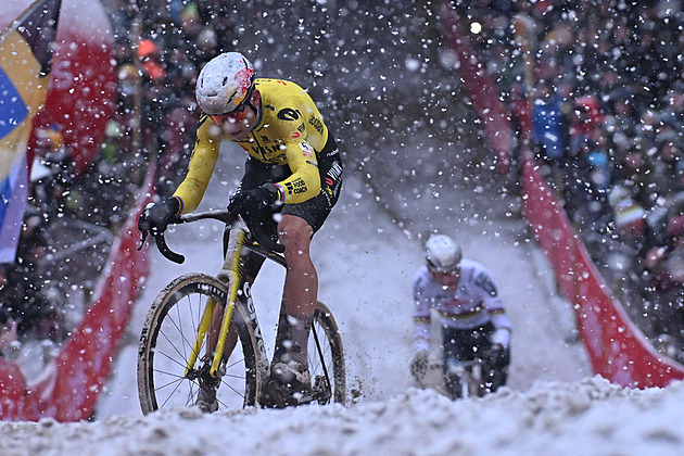 Smůla se ho drží i v cyklokrosu. Van Aert si při pádu zlomil kotník a má po sezoně