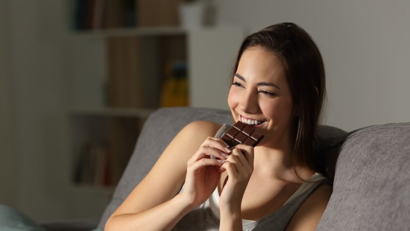 Čokoláda jako elixír mládí? Zpomaluje stárnutí, našli jsme klíčovou spojitost, tvrdí vědci