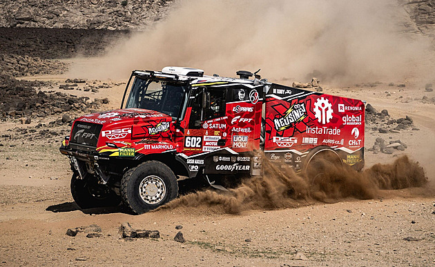 Macík na Rallye Dakar drží třetí místo, Loprais měl problémy. Klesl i Prokop