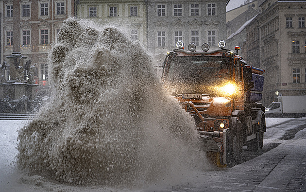 Česko zasáhlo intenzivní sněžení. Doprava kolabovala, hlavní tahy zastavily nehody