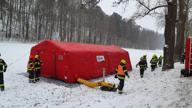 Drama v Moravském krasu: V 70 metrů hluboké jeskyni uvízl muž, k vyproštění by mělo dojít ráno