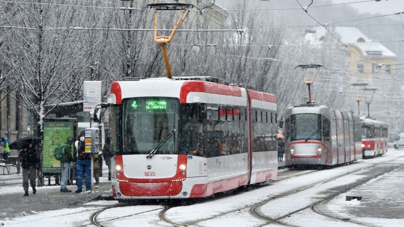 Fatální střet v Brně: Žena skončila pod koly tramvaje, svým zraněním na místě podlehla