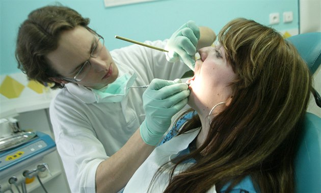 Boj o zubaře. Radnice utrácejí miliony, mladí lékaři upřednostňují velká města