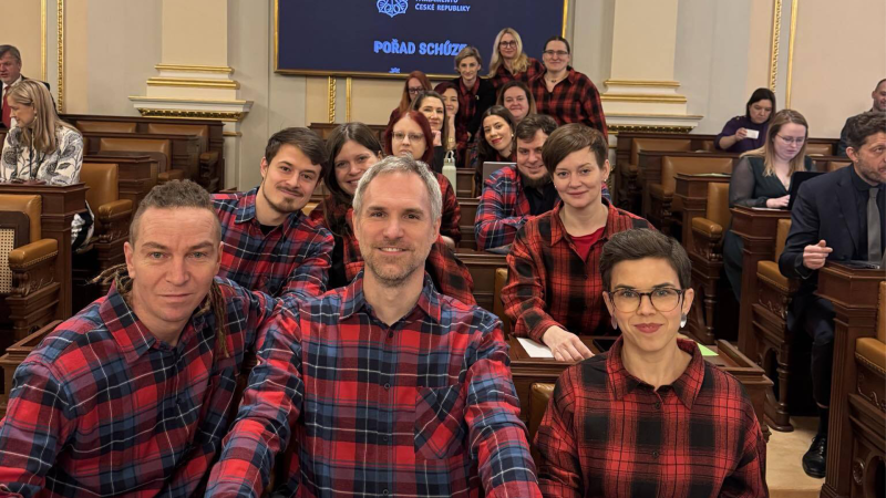 Piráti ve Sněmovně nasadili Pavlův kostým. Pubertální fracek si dupe nožičkou, kritizoval Hřib