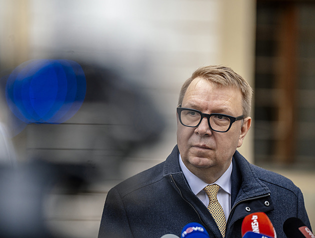 Juchelka navrhuje odklad vyplácení superdávky. Nynější by příjemci pobírali do července