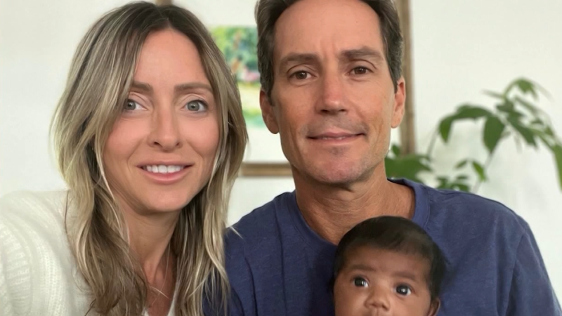 Narodilo se nám cizí dítě, tvrdí pár z USA a žaluje kliniku. Hlavní důkaz je barva pleti