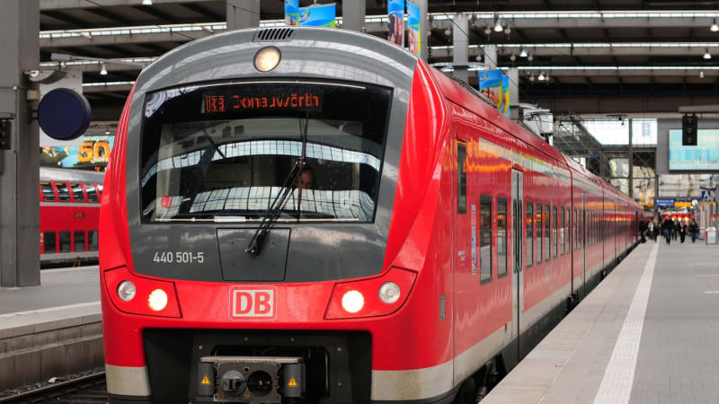 Smutný den pro železničáře: Průvodčí v Německu nepřežil útok černého pasažéra