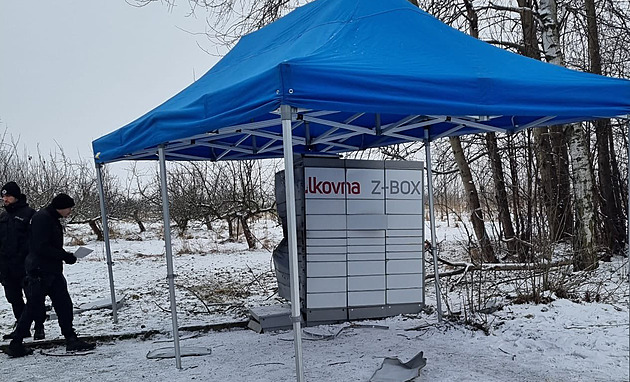 Výbuch roztrhl výdejní box napůl, policie stíhá osmnáctiletého mladíka