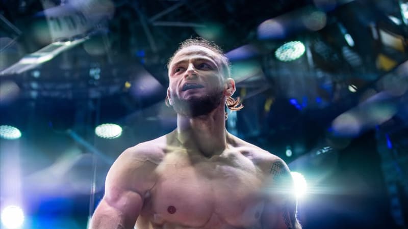 Fandí mi i Vémola, říká talentovaný bijec Murdoch. Při náročném hubnutí si oblíbil Lego