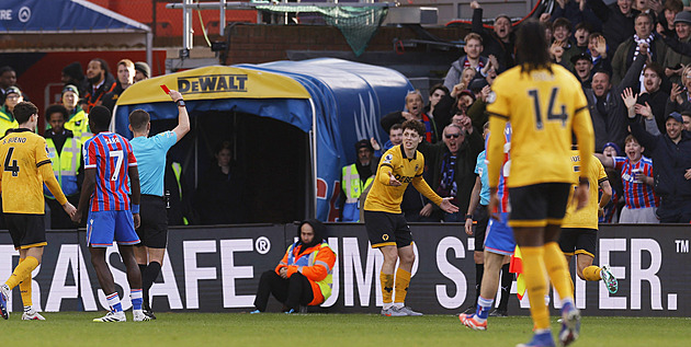 ONLINE: Arsenal hraje na Tottenhamu, Krejčí byl vyloučen a jeho tým prohrál