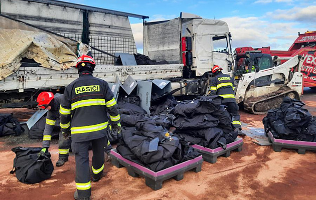 Dálnici D2 u Břeclavi zablokoval převrácený kamion, řidiče přemohla únava