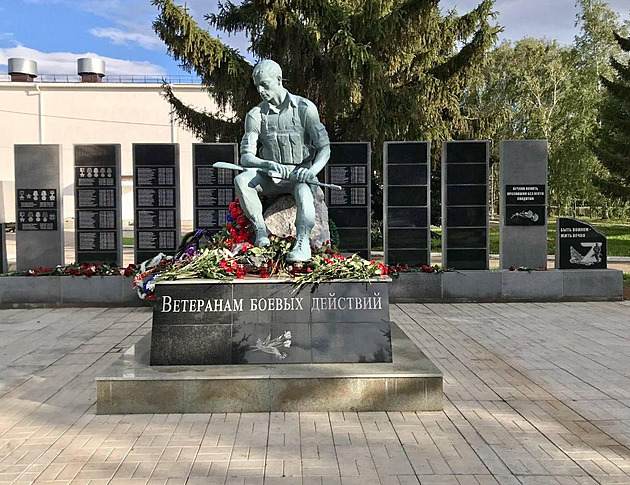 Prázdné pamětní desky očekávají další zabité. Pomník odhalil míru ruských ztrát